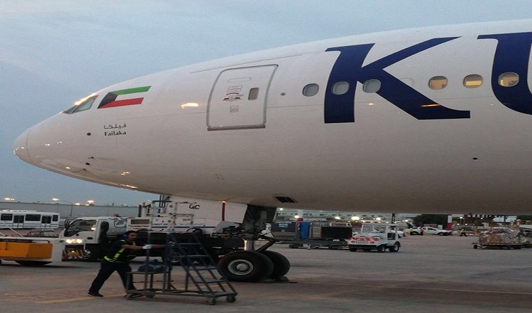 بالصورة | طائرة “الكويتية” تعود بعد تعرضها لحادث في مطار نيويورك