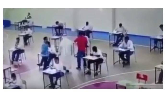فيديو| طالب يعتدي على رئيس لجنة اختبارات المرحلة الثانوية في مدرسة بالظهر