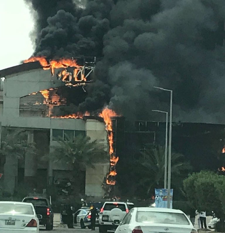 بالفيديو..النيران تلتهم جمعية هدية بالكامل!!
