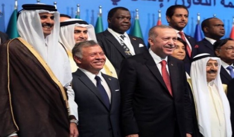 صورة تجمع سمو الأمير والرئيس التركي وملك الأردن وأمير قطر في القمة الإسلامية الاستثنائية
