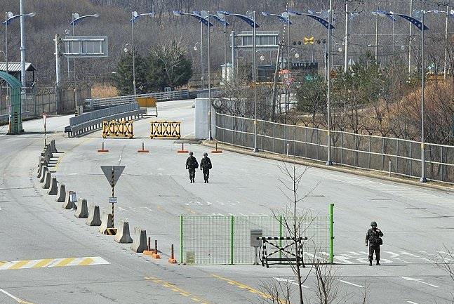 مسؤولون أمريكيون يعبرون الحدود إلى كوريا الشمالية تحضيرا للقمة المرتقبة