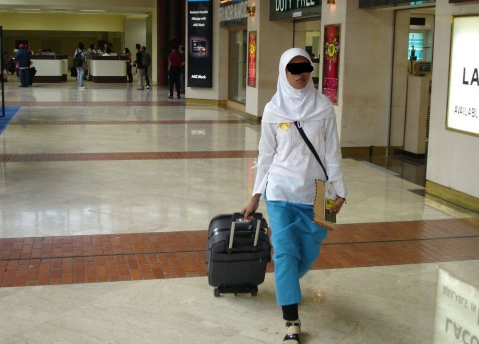 عاملة منزلية غادرت الكويت منذ 15عاماً .. تستلم راتبها وهي في بلدها