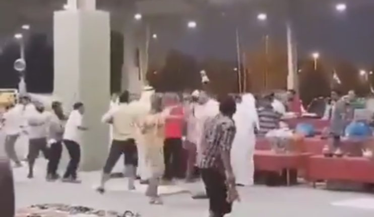 بالفيديو … هوشة عنيفة بين وافدين في سوق الجمعة