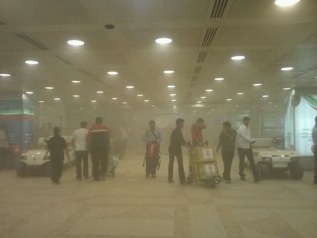 صورة| غبار داخل مطار الكويت