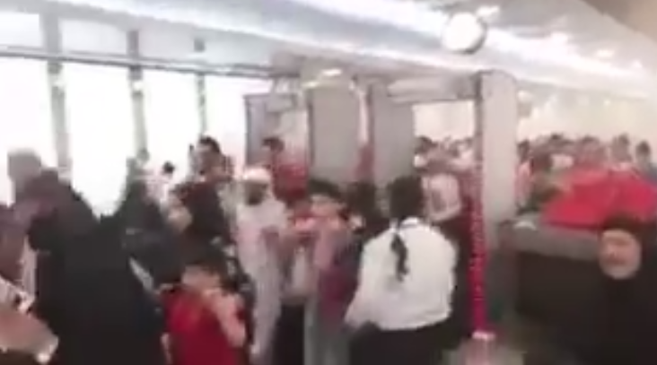 بالڤيديو | لحظة إخلاء صالة المطار بسبب حريق غرفة التدخين