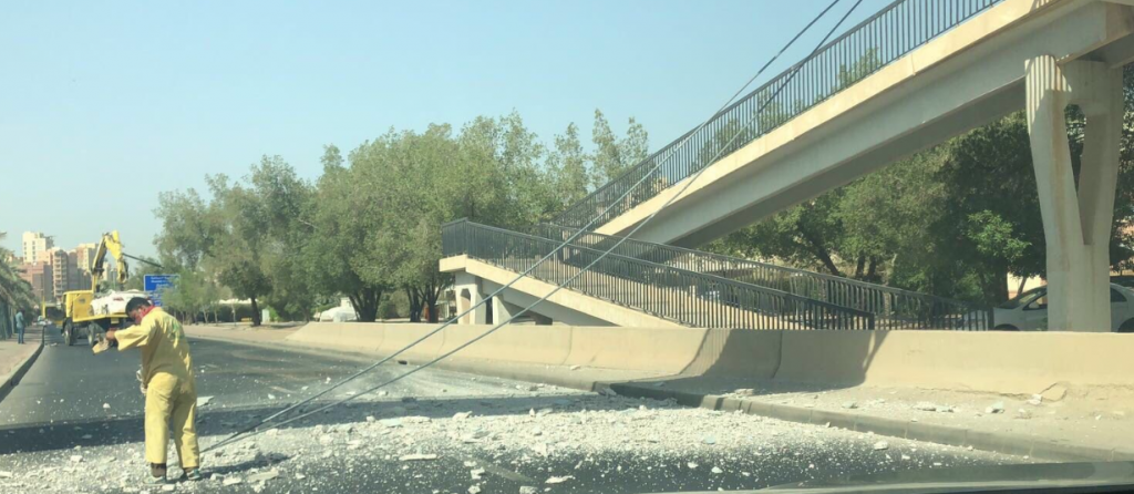 صورة | كرين للبلدية يصطدم بجسر المشاة بين الدعية والشعب