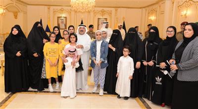 وزير الدفاع يلتقي أبناء وأسر الشهداء العسكريين في الجيش