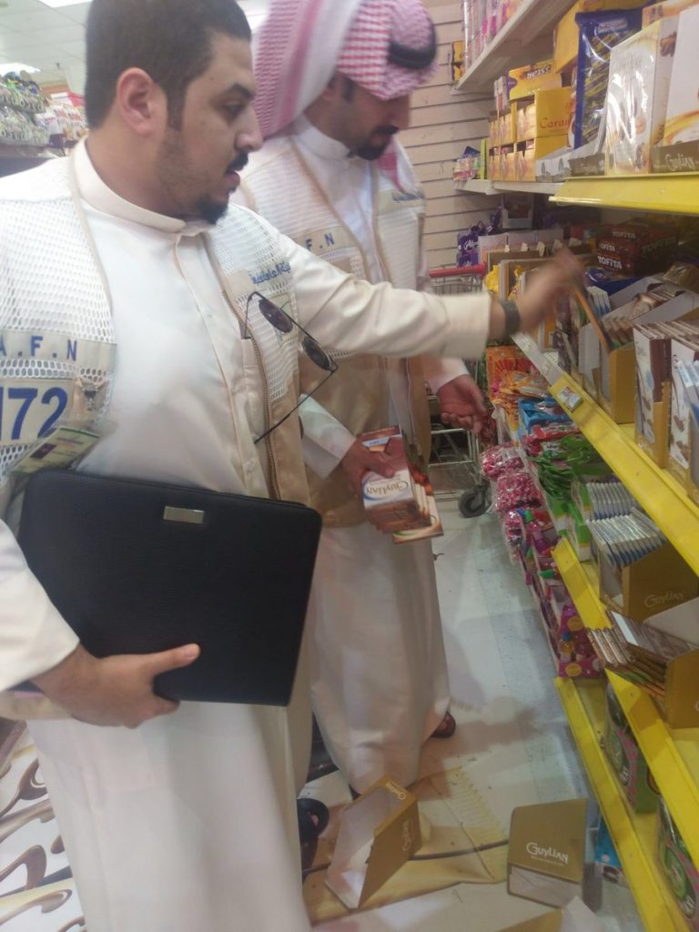 صور | إتلاف كميات أسماك وحلويات غير صالحة للاستهلاك الآدمي في الجهراء