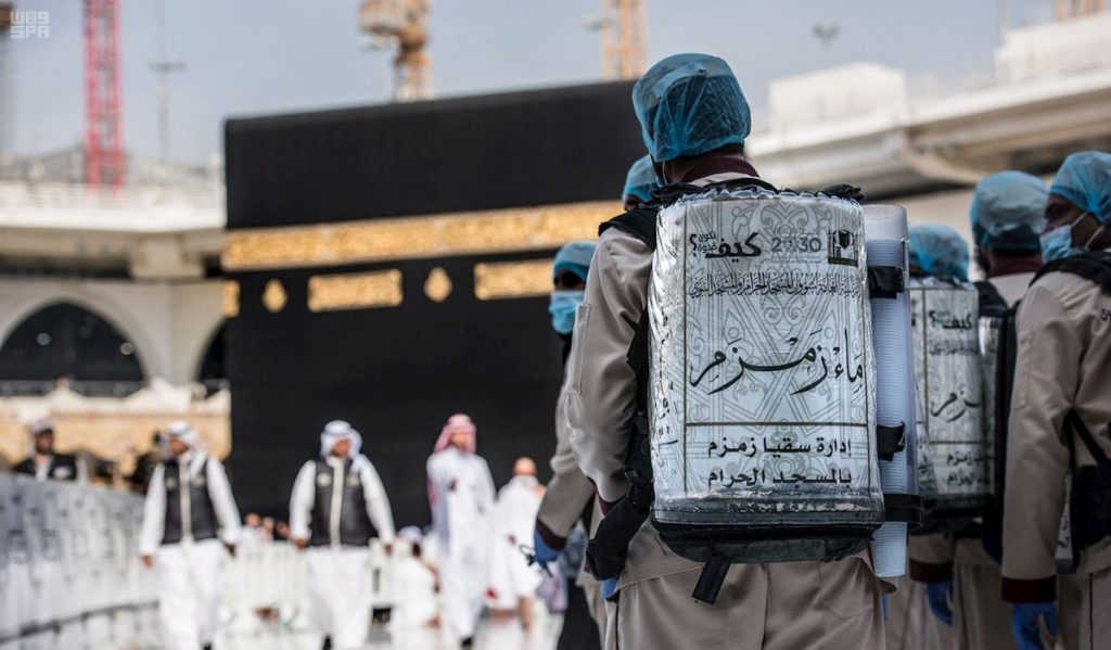 السعودية: استهلاك أكثر من 3 آلاف طن من ماء زمزم في ليلة السابع والعشرين من رمضان
