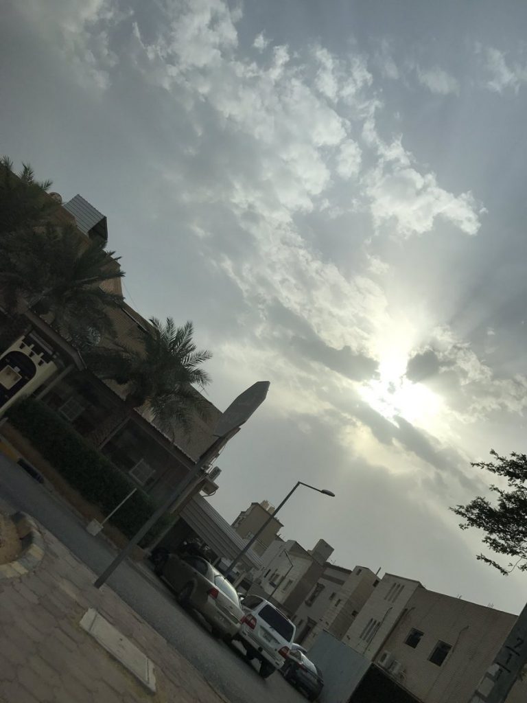صورة| سحب خفيفة في سماء الكويت