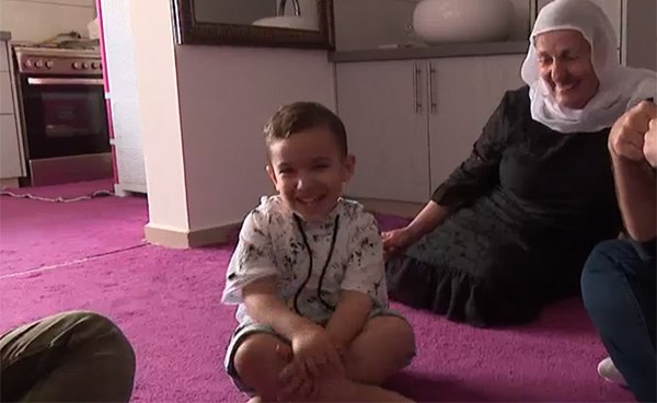طفل في الثالثة يتحدث اللغة الإنجليزية دون أن يتعلمها