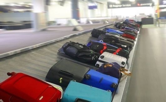 حيلة بسيطة لتحصل على أمتعتك بسرعة في المطار