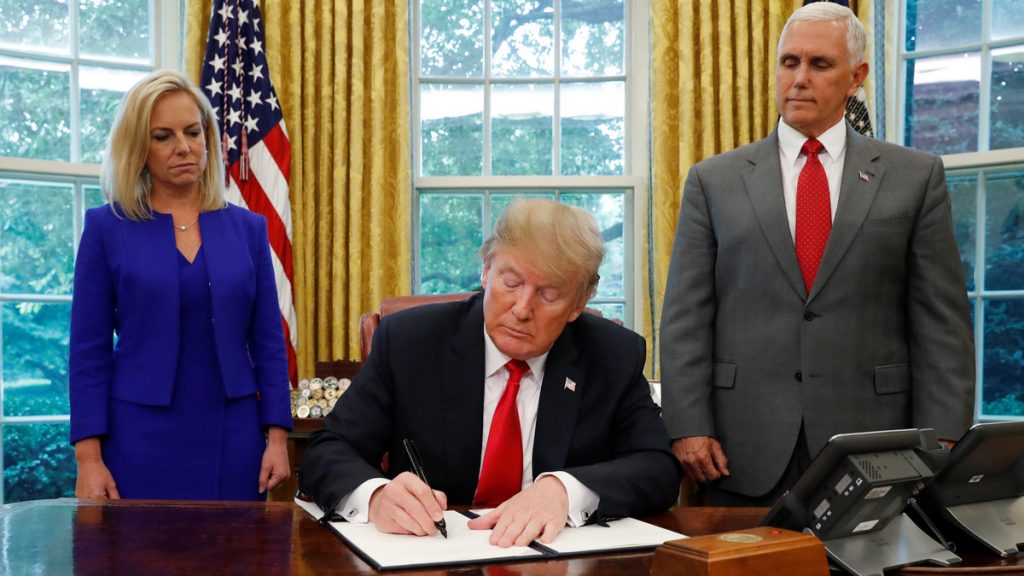 الرئيس الأمريكي يوقع أمراً بإنهاء فصل الأسر على الحدود