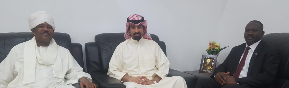 فنان كويتي يزور السفارة السودانية لحل سوء التفاهم حول برنامج تليفزيوني