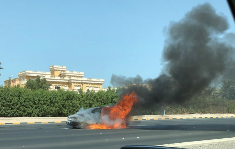 اشتعال النيران في سيارة على طريق الفحيحيل