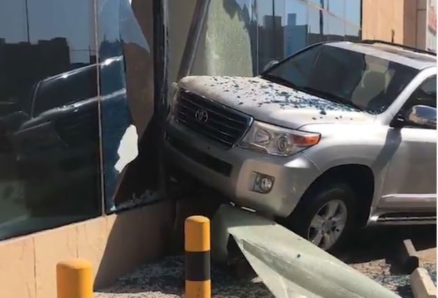 مركبة مواطن تضل طريقها وتصطدم بواجهة بنك في الشامية