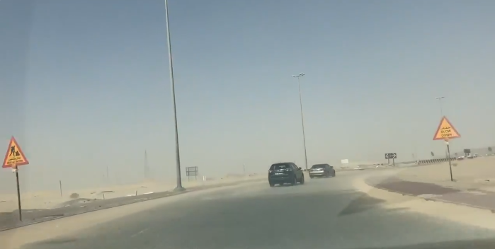 رياح نشطة وغبار خفيف على طريق الوفرة