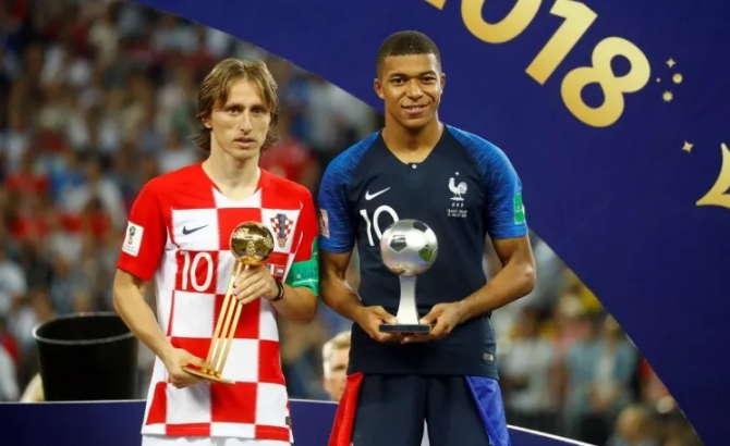 بالأسماء.. هؤلاء فازوا بجوائز مونديال روسيا #النهائي_الكبير_فرنسا_كرواتيا