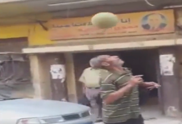 ڤيديو | مصري خمسيني يداعب الكرة بطريقة عجيبة ومدهشة!