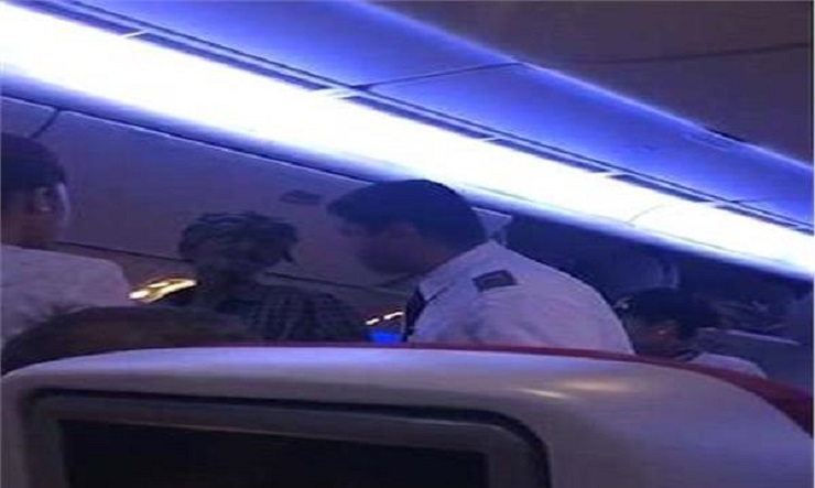 بالڤيديو | التسول ينتقل من البر إلى الجو.. رجل يطلب أموالًا من ركاب طائرة!