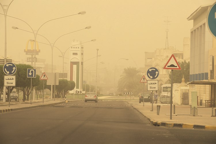 موجة الغبار في الكويت تدخل ضمن نطاق التنبيه الأحمر