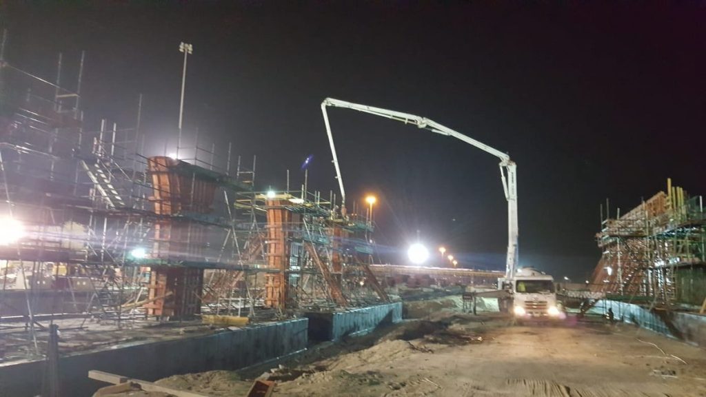 “الطرق”: صب عمودين وقاعدة لجسر الوفرة الرئيسي