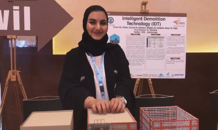 بالڤيديو…طالبة كويتية تقدم شرحًا لمشروع تقنية هدم ذكية