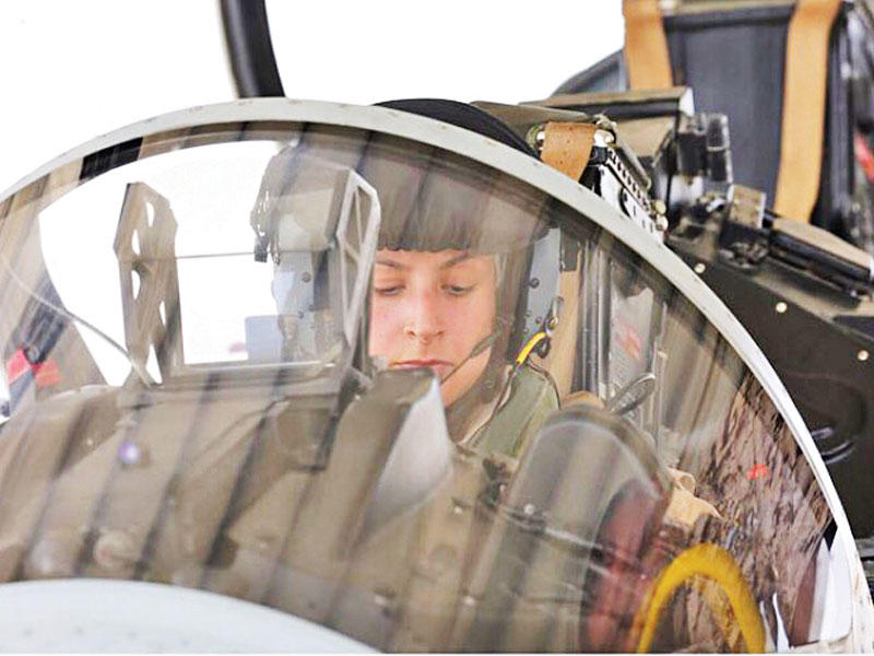 “شيخة بحرينية” تقود طائرة مقاتلة لأول مرة