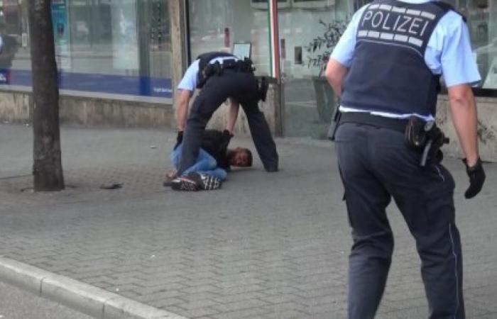 إصابة 14 شخصا في هجوم بالسلاح الأبيض على حافلة في ألمانيا