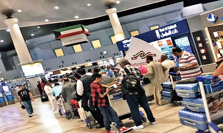 بالصور…نقابة “الطيران المدني” نفذت اعتصامها وتهدد بإيقاف حركة الطيران