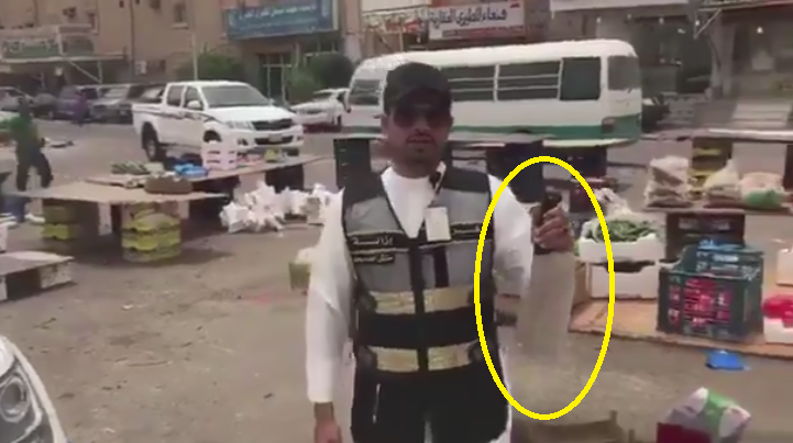 بالڤيديو | بائع متجول يتهجم بساطور على رئيس طوارئ البلدية في الحساوي!