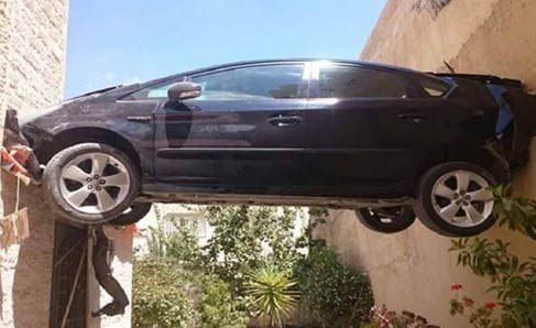 شاهد.. عالقة بين جدارين.. حادث تدهور مركبة فريد في الأردن