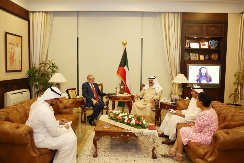 الجارالله يبحث مع السفير الأمريكي لدى البلاد العلاقات الثنائية