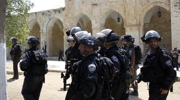 قوات الاحتلال تقتحم باحات المسجد الأقصى.. وتشتبك مع المصلين