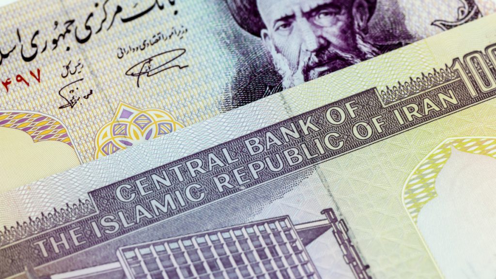 العملة الإيرانية تواصل النزيف.. والدولار يعادل 119 ألف ريال!