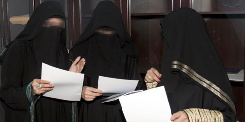 صرف رواتب كاملة لموظفات خرجن بإجازات للوضع دون سند قانوني