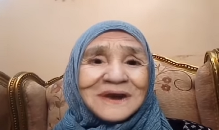 بالڤيديو | تعليق ساخر من “مسنة مصرية” على حادثة انقلاب القطار!