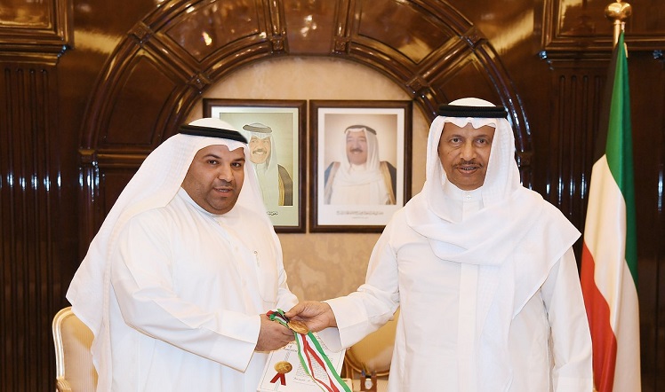 رئيس الوزراء يستقبل عادل الوصيص الحاصل على 4 براءات اختراع