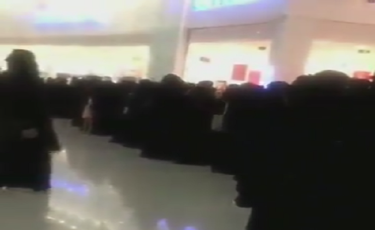 بالفيديو | السعوديات يتقاطرن على حجز تذاكر حفل كاظم الساهر!