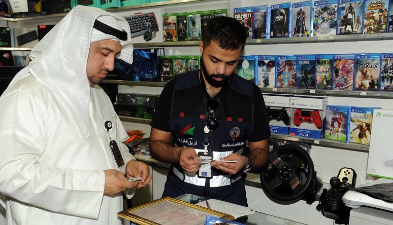 بالصور | محلات تبيع ألعاب ڤيديو مخلة بالآداب في حولي