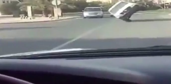 ڤيديو | شاب يسير بسيارته على إطارين بين البيوت!