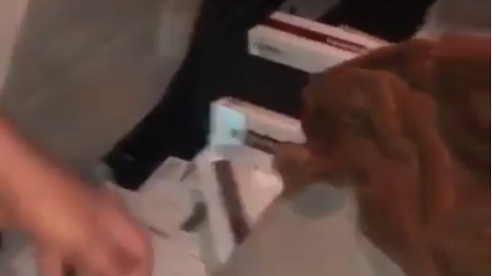 فيديو| مسافر يخفي 650 كرز سجائر بطريقة فنية .. ويسقط في النويصيب