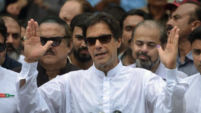#عمران_خان يؤدي اليمين لتولي رئاسة الحكومة في #باكستان