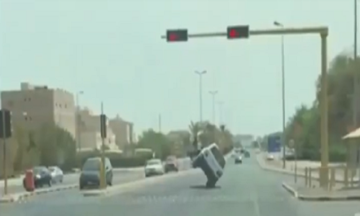 صورة | متهور يقطع الإشارة الحمراء على “إطارين”!