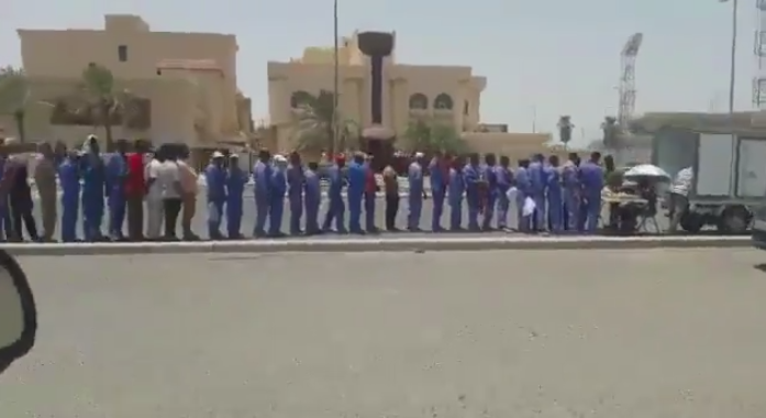 بالڤيديو | مواطنة توزع “الطعام” على العمالة الوافدة!