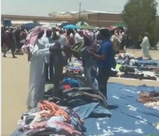 بالڤيديو | وافدون يحولون ساحة مسجد إلى سوق شامل!