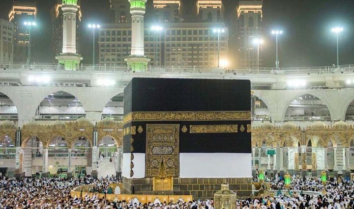 الكعبة المشرفة تكتسي ثوبها الجديد.. الإثنين القادم