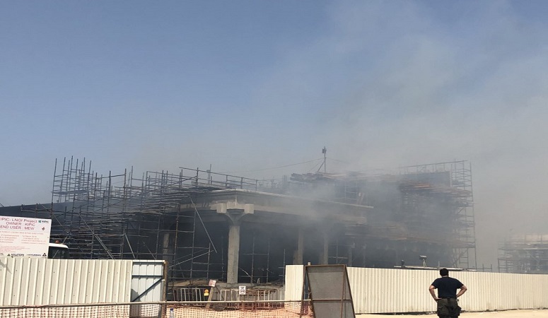 حريق مبنى قيد الإنشاء في منطقة الزور