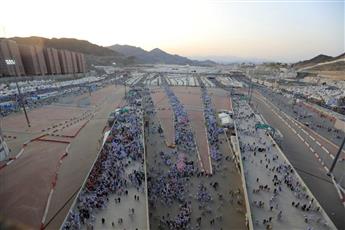 حجاج بيت الله الحرام يواصلون رمي الجمرات بثاني أيام التشريق