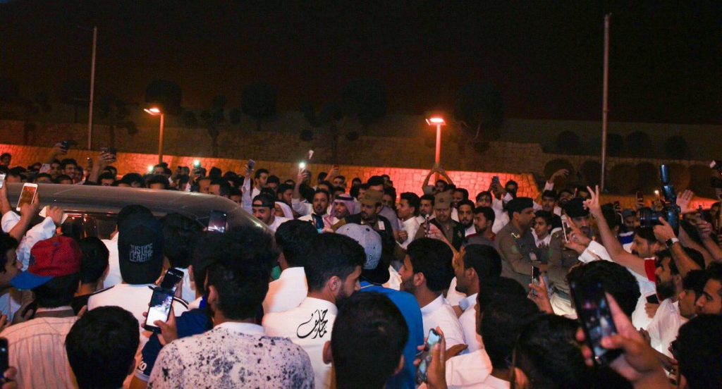 بالڤيديو والصور| استقبال أسطوري من جماهير الهلال السعودي لـ #عموري